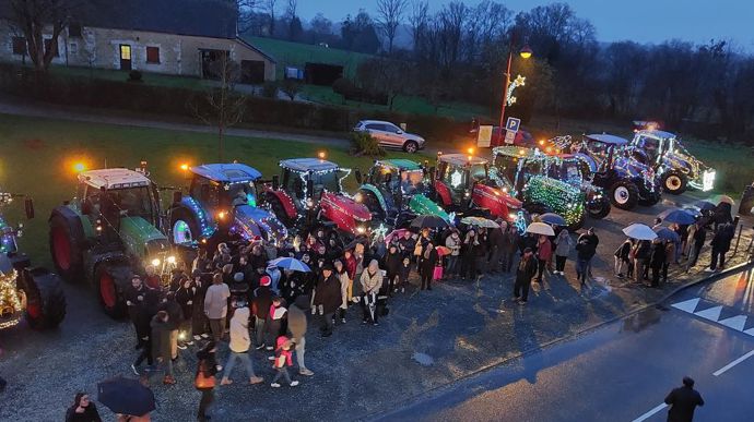 Des Tracteurs Illumin S Pour Une Parade Interg N Rationnelle