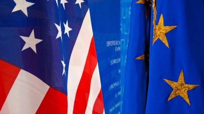 Drapeaux des Etats-unis et de l'Union européenne