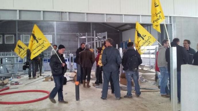 La confédération paysanne à l'oeuvre: démontage de la salle de traite de la ferme des mille vaches.