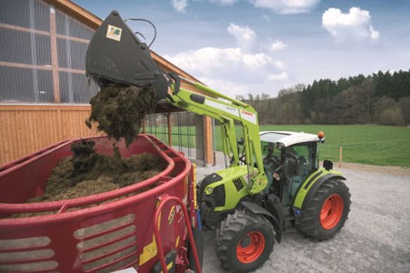 Un Axion 400 qui prépare une mélangeuse Claas Axion 400 chargement mélangeuse