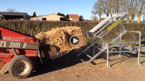 Se simplifier la vie pour charger les balles dans la pailleuse