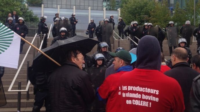 Manifestation des éleveurs de la Fnb devant le siège social de Leclerc.
