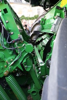Il est même possible de vérifier les couteaux du rotor une fois le bec attelé grâce à la structure de la machine. L’ouverture forme un angle de 35° entre la partie basse des rouleaux et du rotor multi couteaux. Assez Pratique.