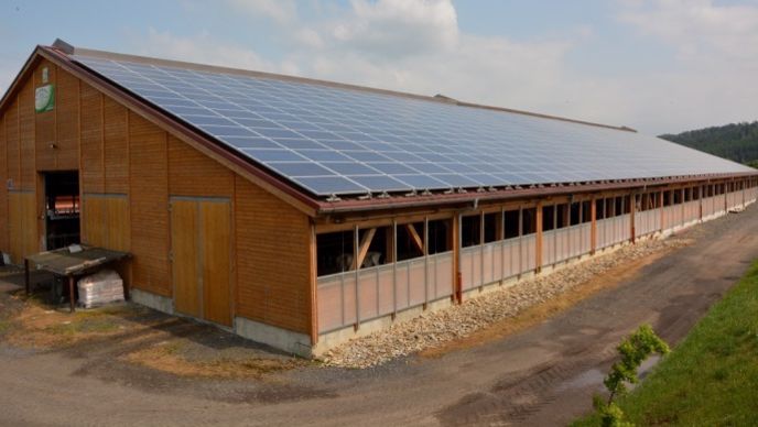 En Allemagne, bâtiment d'élevage couvert de panneaux photovolataïques. La vente d'électricité constitue une recette supplémentaire pour amortir le coût de la construction de l'édifice.