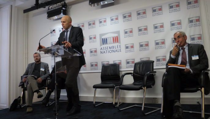 Dominique Potier, député de Meurthe et Moselle, à l'Assemblée nationale. Il est entourépar des membres de sa mission avec lesquels il a réalisé son rapport.