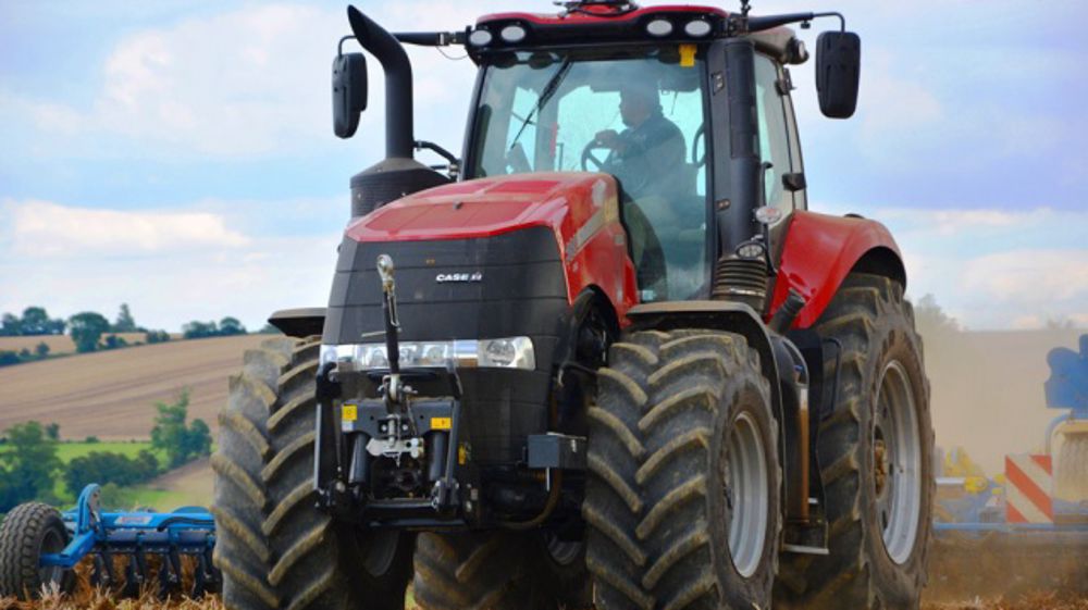 Arnaud Borgoo aux commandes d'un monstre avalant les travaux d'automne
