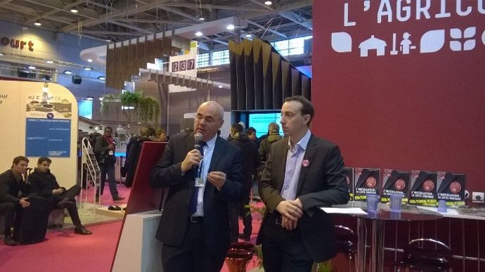 Bertrand Corbeau, directeur général de la Fédération nationale du Crédit agricole et Thomas Diemer, président de Jeunes agriculteurs, réunis pour présenter le livret Projet Agri.