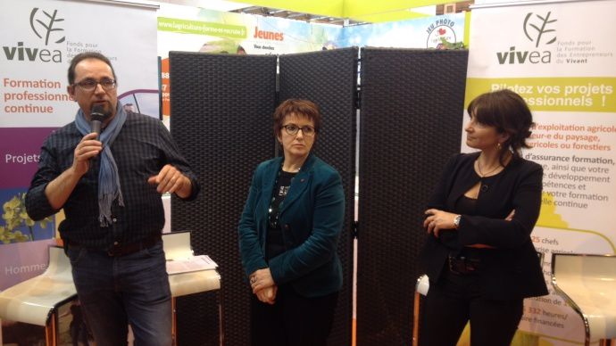 François Guyard, céréalier marnais formé au Certiphyto, aux côtés de Christiane Lambert, présidente de Vivea, lors de la présentation d'un bilan des formations Certiphyto au Salon de l'Agriculture