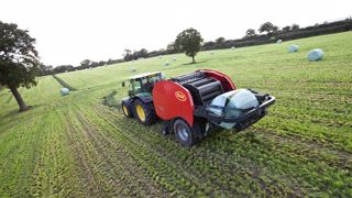 Le combiné FastBale de Vicon utilise deux chambres accolées à volume fixe. Il a été élu machine de l'année 2015. (©Kverneland) Le combiné FastBale de Vicon utilise deux chambres accolées à volume fixe. Il a été élu machine de l'année 2015. (©Kverneland)