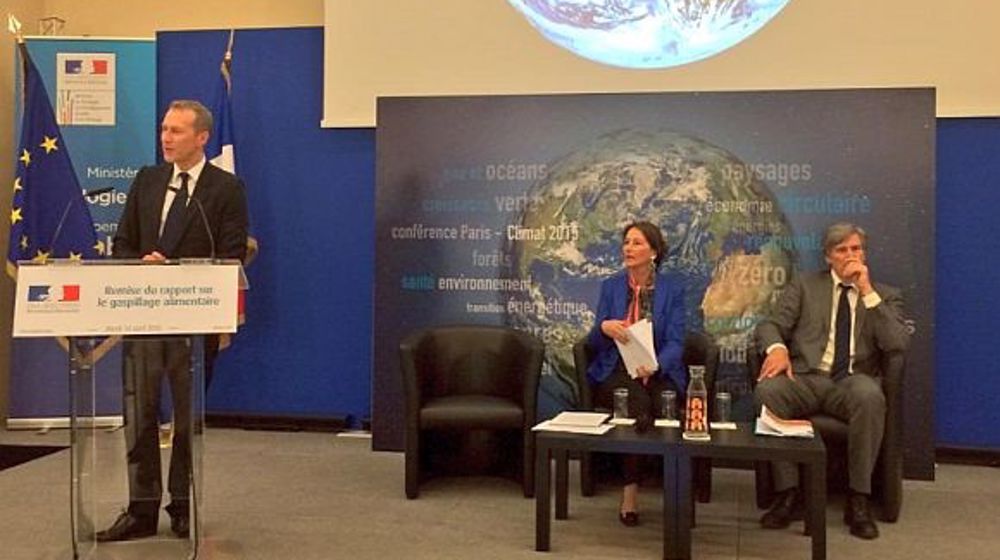 En présence de Stéphane Le Foll, Guillaume Garot a remis son rapport contre le gaspillage alimentaire le 14 avril 2015 (©Medde) <span style="font-size: 14px; line-height: 1.5em; text-align: justify; color: #000000;">  