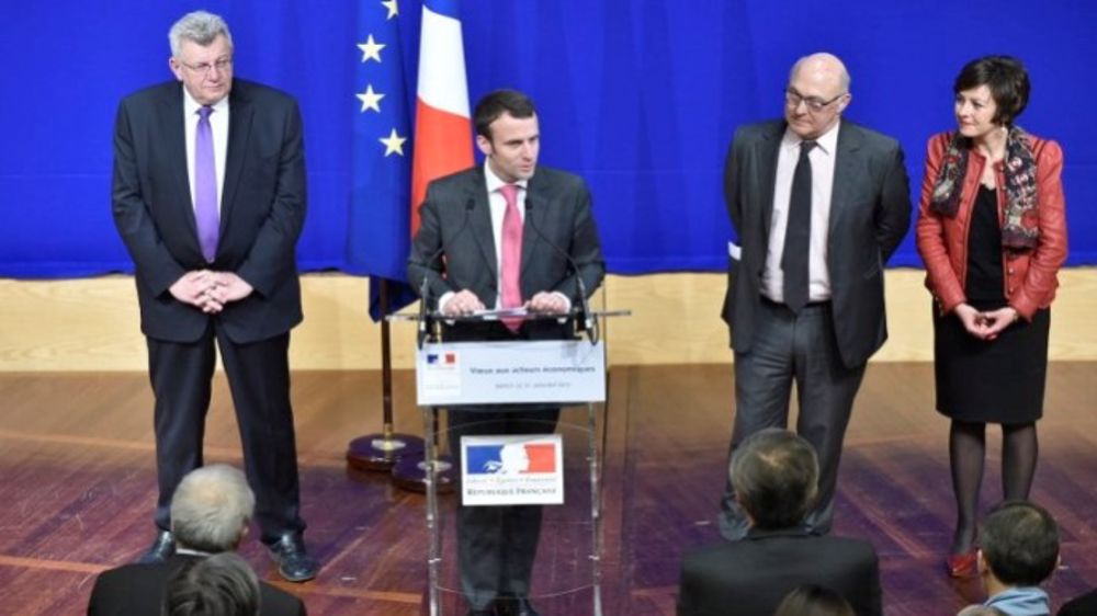 Emmanuel Macron, ministre de l'Economie au pupitre durant la cérémonie des vœux à la presse en janvier 2015. Il est entouré par Michel Sapin, ministre des Finances et des Comptes publics, Christian Eckert et Carole Delga. (©Economie.gouv.fr)