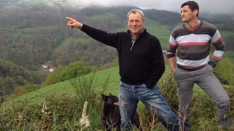 Peio Bereterbide montre les parcelles de son exploitation, à Uhart Cize, un de ses voisins, en plein cœur du Pays basque. (©Terre-net Média) 