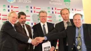 François DESMONS, DG du groupe Gènes Diffusion, Wieslaw DREWNOWSKI, Président Shiuz Bydgoszcz, Adam GALGANSKI, Vice-Président Shiuz Bydgoszcz, Alain GUILLAUME, Président Gènes Diffusion entreprise de sélection, Gilles LAVISSE, Président Gènes Diffusion Sas (©DR) François DESMONS, DG du groupe Gènes Diffusion, Wieslaw DREWNOWSKI, Président Shiuz Bydgoszcz, Adam GALGANSKI, Vice-Président Shiuz Bydgoszcz, Alain GUILLAUME, Président Gènes Diffusion entreprise de sélection, Gilles LAVISSE, Président Gènes Diffusion Sas (©DR)