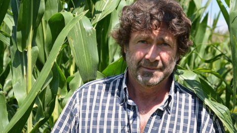 L'été dernier, devant son maïs, Bernard Pellausy nous confiait déjà l'importance que revêtait l'accès à l'eau pour son système. (©Terre-net Média)