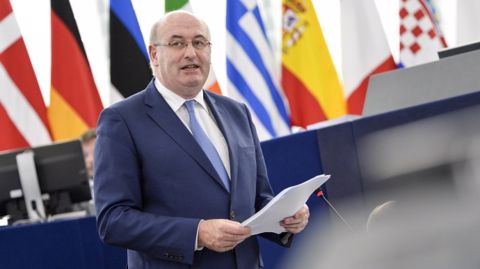Lundi 7 septembre, avec d'autres ministres européens, Stéphane Le Foll doit convaincre Phil Hogan, commissaire à l'Agriculture, de prendre des mesures d'urgence pour les secteurs en crise. (©Union européenne)
