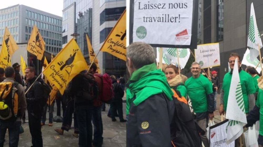 A Bruxelles, deux manifestations devant le bâtiment Justus Lipsius, là où se déroule ce 7 septembre le conseil extraordinaire des ministres de l'Agriculture. (©Fnsea et Confédération paysanne) 