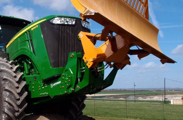 Le relevage avant spécial John Deere 9R.