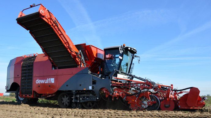 La trémie de 11 t se vidange rapidement, en roulant ou à l'arrêt.