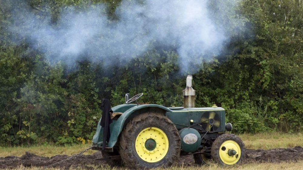 Il est - heureusement - bien loin le temps où les tracteurs polluaient l'air comme celui-ci. L'évolution des normes moteur contribuent à réduire les émissions de gaz à effet de serre par les engins agricoles. <br />(©Watier visuels)
