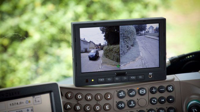 Dans la cabine, l'écran divisé reporte les images droite et gauche.