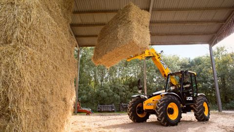 Le 526-56 Agri Plus lève 2 600 kg à 5,6 m.(©JCB)