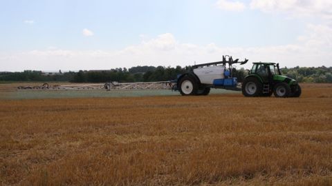 9 agriculteurs sur 100 s'approvisionneraient en Espagne, Italie, Allemagne, Espagne ou Belgique pour ses produits phytosanitaires, selon un sondage en ligne sur terre-net.fr. (©Terre-net Média) 9 agriculteurs sur 100 s'approvisionneraient en Espagne, Italie, Allemagne, Espagne ou Belgique pour ses produits phytosanitaires, selon un sondage en ligne sur terre-net.fr. (©Terre-net Média)