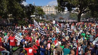 A Paris, des milliers de producteurs, dont de très nombreux bretons, avaient investi la place de la Nation à Paris le 3 septembre. (©Terre-net Média) A Paris, des milliers de producteurs, dont de très nombreux bretons, avaient investi la place de la Nation à Paris le 3 septembre. (©Terre-net Média)