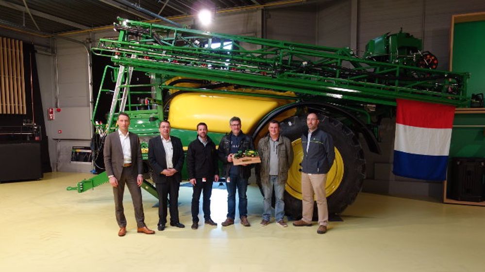 Constructeur, concessionnaire et agriculteur français devant le r944i. (©John Deere)