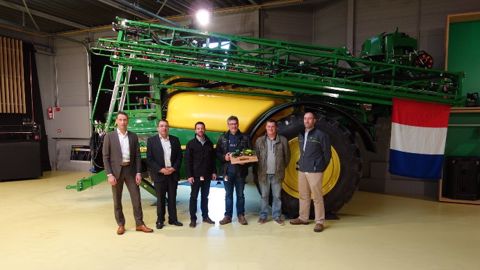 Constructeur, concessionnaire et agriculteur français devant le r944i. (©John Deere)