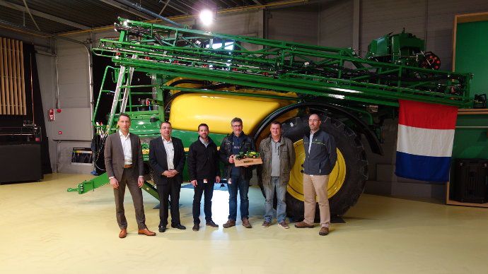 Constructeur, concessionnaire et agriculteur français devant le r944i