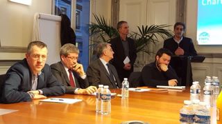 Dans les locaux de la Maison du lait, neuf représentants de la distribution sont venus mercredi 17 février 2016 signer la charte de valeurs proposée par la FNPL. (©Terre-net Média) Dans les locaux de la Maison du lait, neuf représentants de la distribution sont venus mercredi 17 février 2016 signer la charte de valeurs proposée par la FNPL. (©Terre-net Média)