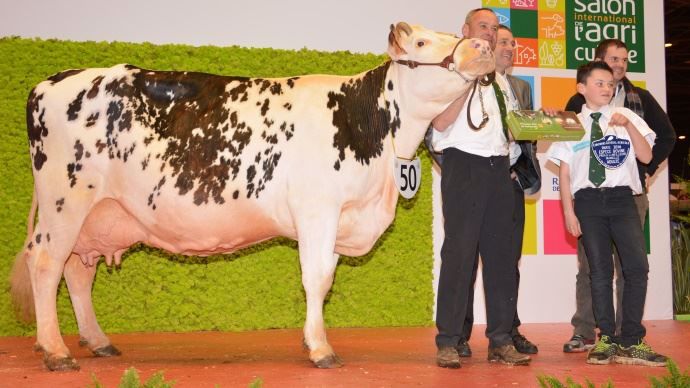 Clochette présentée par Tom (11 ans) et Thomas Dusmenil, nouveau président de la section OS Normande de l'Orne.