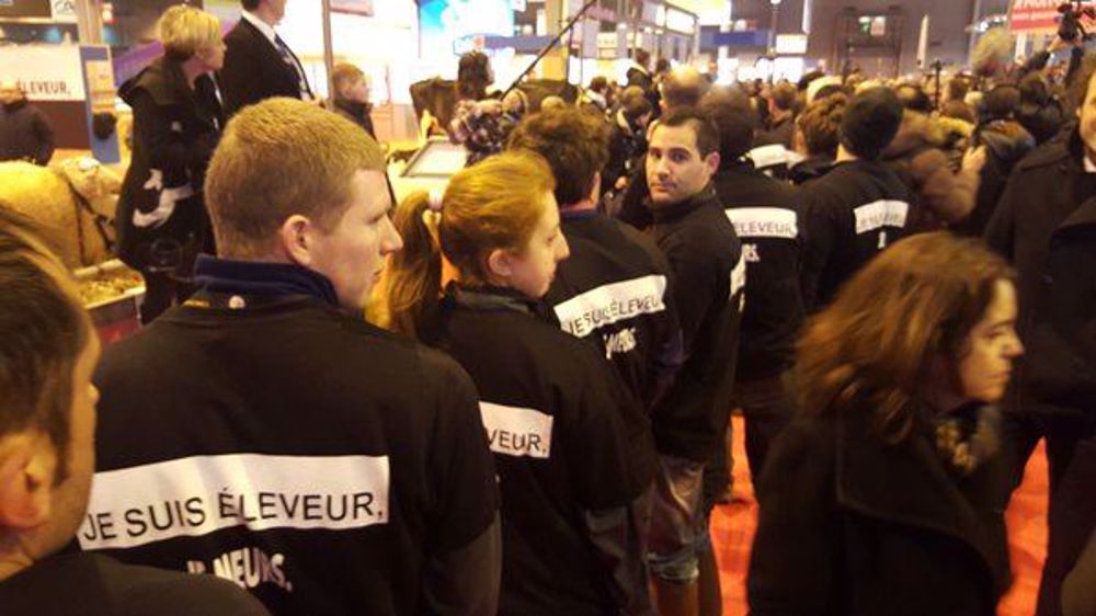 Au Salon, les éleveurs arborés un tee shirt "Je suis éleveur, je meurs" au passage de François Hollande. (©Terre-net Média)