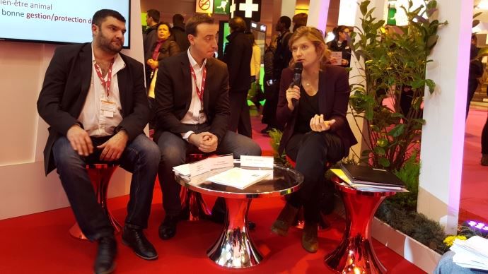 Les jeunes agriculteurs Jérémie Decerle et Thomas Diemer aux côtés de Laure Verhaeghe, cofondatrice de Lendosphère.