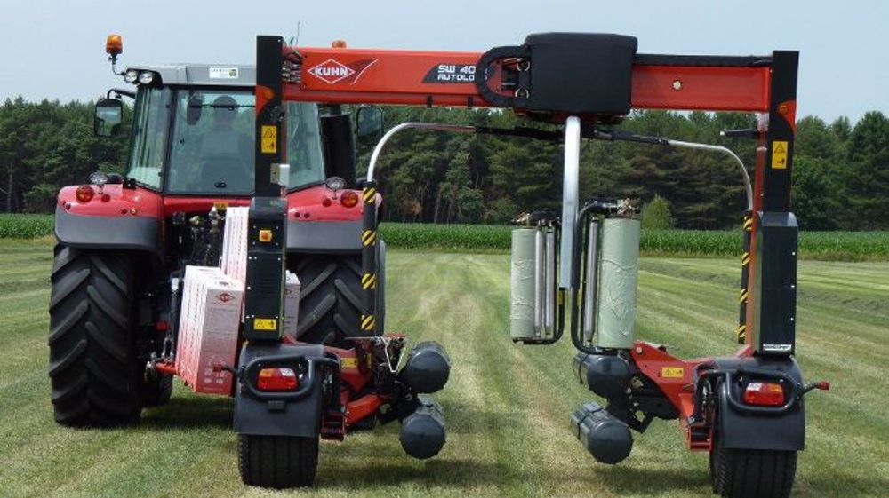 L’enrubanneuse pour balles rectangulaires SW 4014 de Kuhn se voit décerner le trophée AE50 par l’Asabe (©Kuhn)