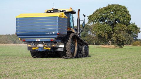 Bogballe M6W, avec jusqu'à 6 000 kg de capacité : c'est le plus gros épandeur du monde. (©Bogballe) Bogballe M6W, avec jusqu'à 6 000 kg de capacité : c'est le plus gros épandeur du monde. (©Bogballe)