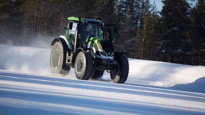 Valtra T à 130 km/h