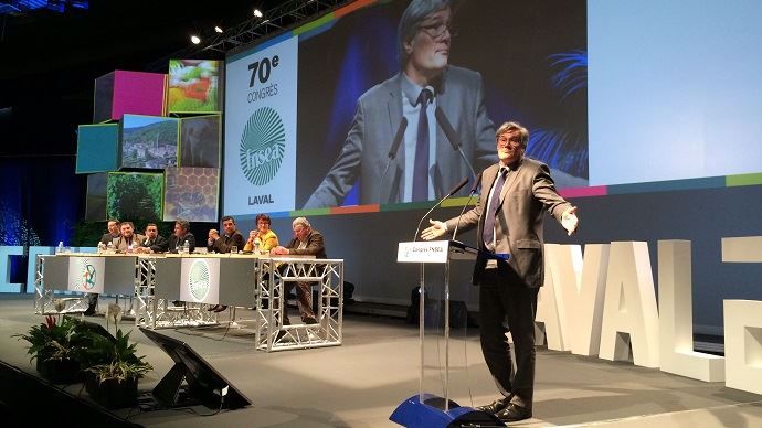 Au pupitre, Stéphane Le Foll est resté imperturbable face aux huées et aux sifflets des agriculteurs.