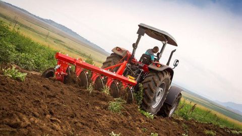 Le Massey Ferguson 5709 laboure avec une charrue à disques sur les terres d'Afrique. (©Massey Ferguson)