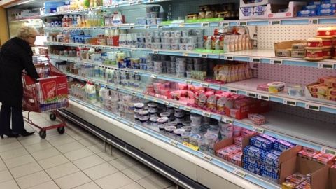 La baisse des prix payés aux producteurs permet de maintenir voire baisser les prix à la consommation dans les rayons. (©Terre-net Média ) La baisse des prix payés aux producteurs permet de maintenir voire baisser les prix à la consommation dans les rayons. (©Terre-net Média )