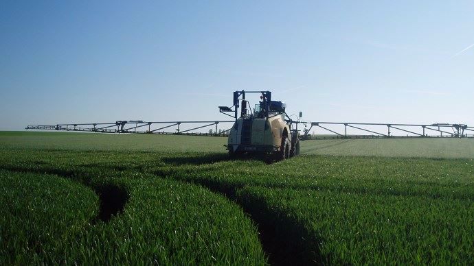 Tracteur pulvérisant des produits phytos