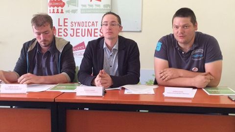Florian Salmon, rapporteur, Florent Dornier, secrétaire général de JA et Damien Lemière, président des JA de Saône-et-Loire, mardi 17 mai 2016. (©Terre-net Média) Florian Salmon, rapporteur, Florent Dornier, secrétaire général de JA et Damien Lemière, président des JA de Saône-et-Loire, mardi 17 mai 2016. (©Terre-net Média)