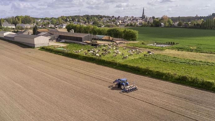 Pour 2015, la hausse nationale de 9,3 % du revenu agricole par actif non salarié ne traduit pas la crise profonde subit par plusieurs filières agricoles.