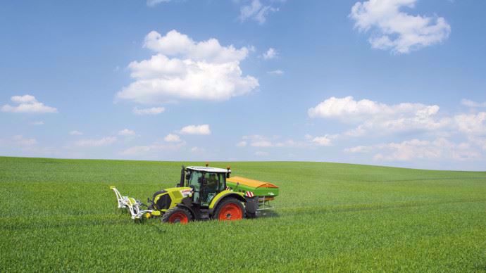 Le terminal reçoit des informtions du Crop Sensor et module la dose d'engrais en même temps.
