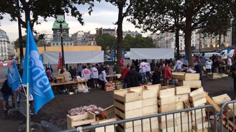 Des agriculteurs du Modef venus du Lot-et-Garonne, ont vendu en deux heures, 55 tonnes de fruits et légumes "au juste prix". (©Terre-net Média) Des agriculteurs du Modef venus du Lot-et-Garonne, ont vendu en deux heures, 55 tonnes de fruits et légumes "au juste prix". (©Terre-net Média)