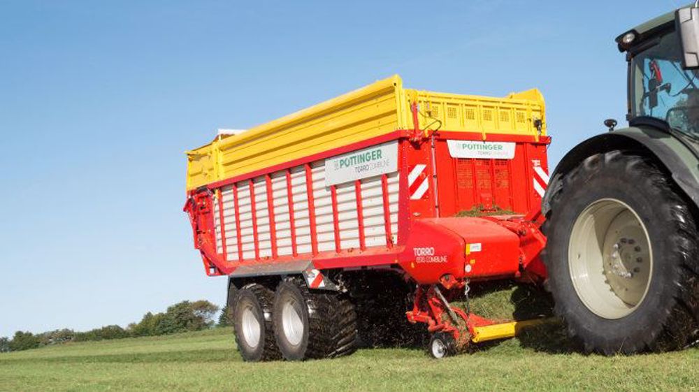 Pöttinger Torro 6510 Combiline, une autochargeuse et une remorque (©Pöttinger)