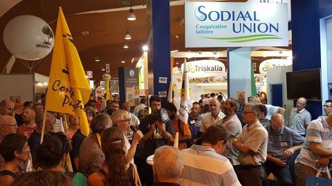 Des agriculteurs de la Confédération paysanne, mardi 13 septembre 2016, devant le stand de Sodiaal au Space 2016. (©Terre-net Média) Des agriculteurs de la Confédération paysanne, mardi 13 septembre 2016, devant le stand de Sodiaal au Space 2016. (©Terre-net Média)