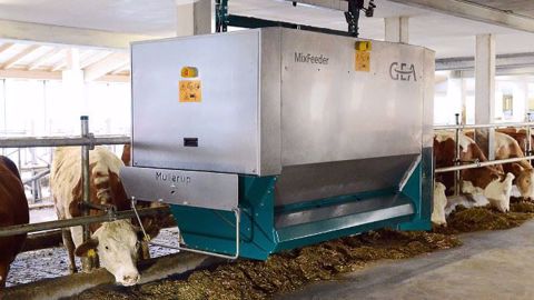 Grâce au logiciel WIC, l'éleveur pilote le robot Mix Feeder de GEA à distance via son smartphone. (©GEA) Grâce au logiciel WIC, l'éleveur pilote le robot Mix Feeder de GEA à distance via son smartphone. (©GEA)