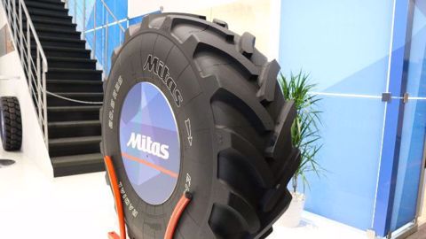 Mitas 20.5R25 EMR-01, un pneus de 25 pouces avec crampons agricoles (©Mitas)