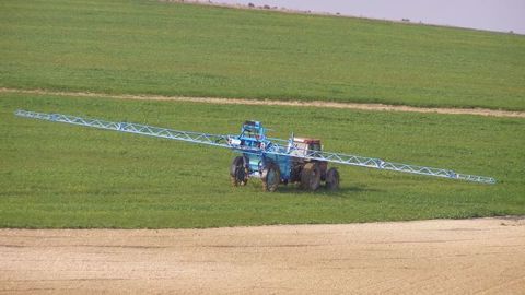 Le déclic "durable" est souvent lié aux problèmes de santé auxquels les exploitants sont confrontés, lors de la manipulation de produits chimiques. (©Terre-net Média) Le déclic "durable" est souvent lié aux problèmes de santé auxquels les exploitants sont confrontés, lors de la manipulation de produits chimiques. (©Terre-net Média)